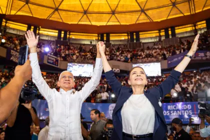 Carolina Mejía nombra a Ricardo de los Santos jefe de su campaña política