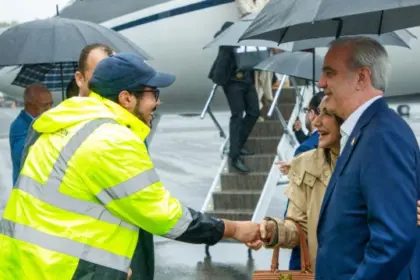 Luis Abinader llega a Nueva York para Asamblea de la ONU entre dominicanos