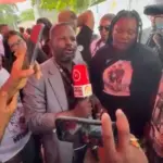 Madre de Diddy Glow pide justicia y rechaza más violencia en Boca Chica