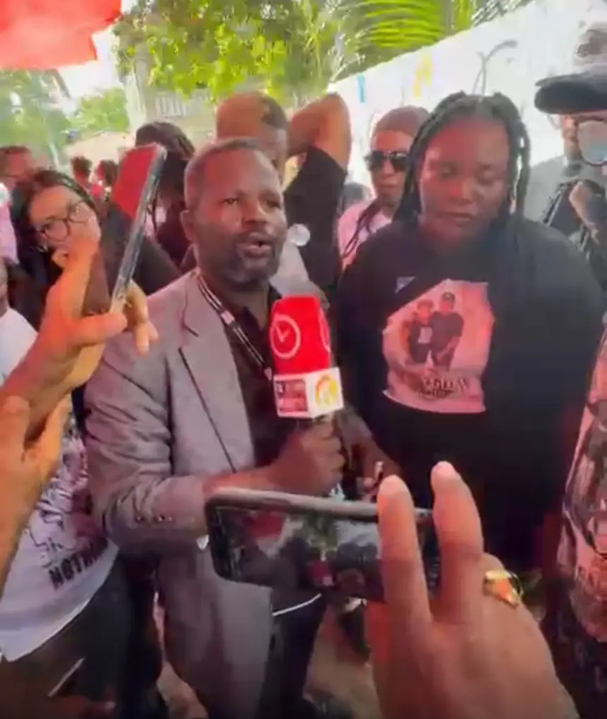 Madre de Diddy Glow pide justicia y rechaza más violencia en Boca Chica