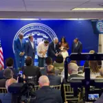 Abinader entrega primer pasaporte biométrico a dominicanos en Nueva York