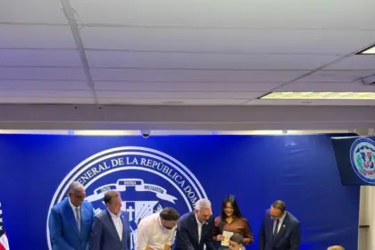 Abinader entrega primer pasaporte biométrico a dominicanos en Nueva York