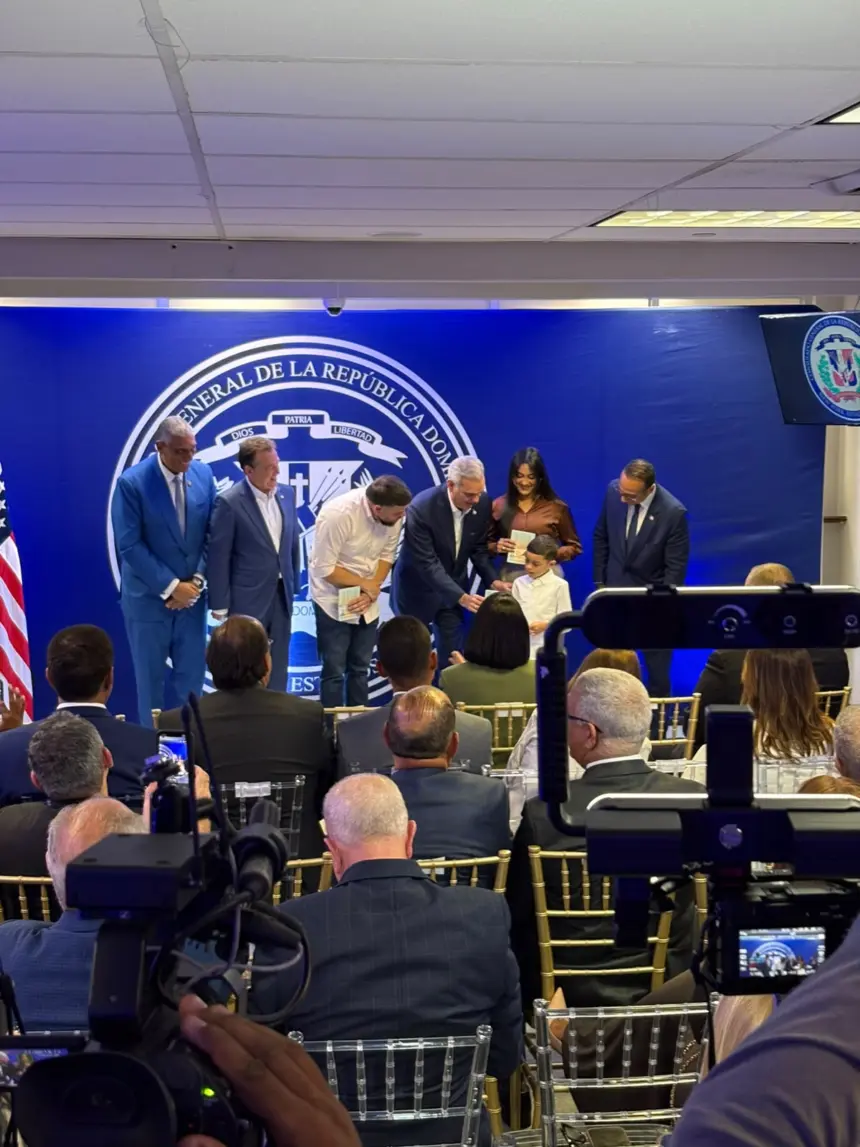 Abinader entrega primer pasaporte biométrico a dominicanos en Nueva York