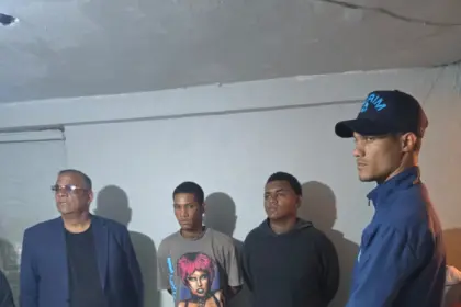 Se entregan dos jóvenes por atraco de motocicleta en Los Alcarrizos