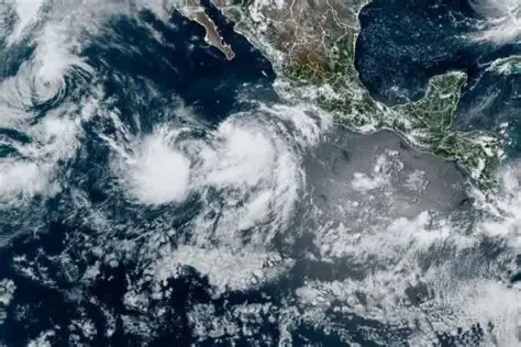 Depresión Tropical 17-E amenaza con convertirse en huracán en México