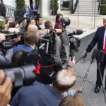 Medios demandan a Trump tras veto de acceso a la Casa Blanca