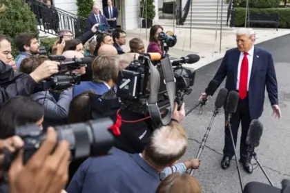 Medios demandan a Trump tras veto de acceso a la Casa Blanca