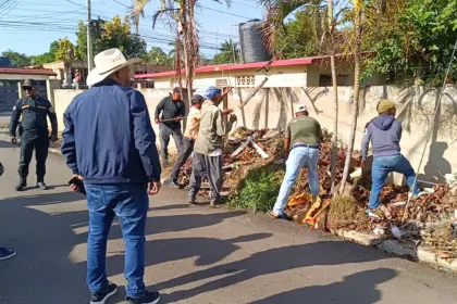 Alcaldía de Dajabón multa a ciudadano por arrojar basura en aceras