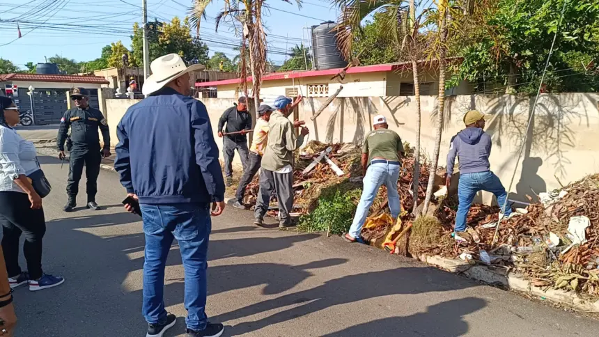 Alcaldía de Dajabón multa a ciudadano por arrojar basura en aceras