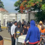 Sepultan a El Niño en Santiago bajo estricta vigilancia policial