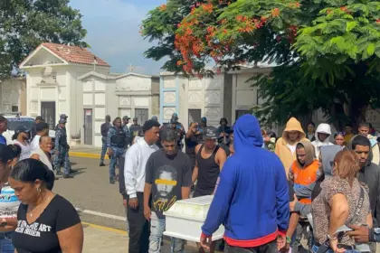 Sepultan a El Niño en Santiago bajo estricta vigilancia policial