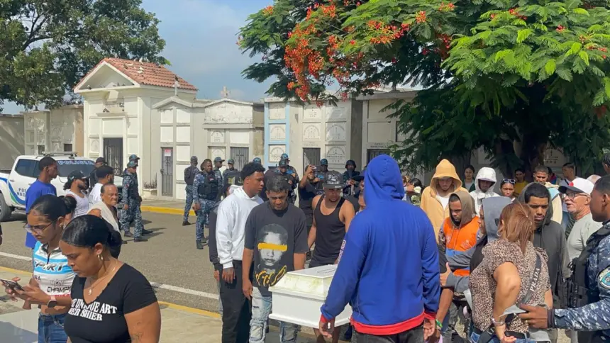 Sepultan a El Niño en Santiago bajo estricta vigilancia policial