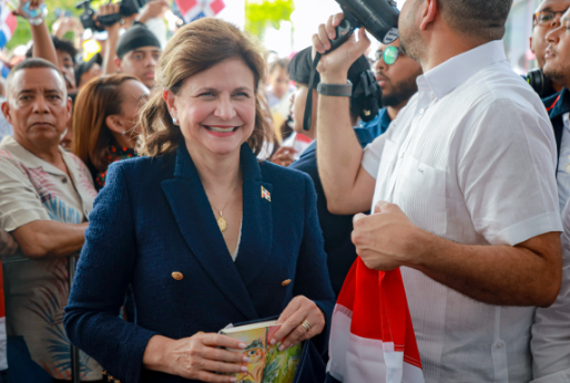 Raquel Peña celebra récord Guinness de lectura de jóvenes dominicanos
