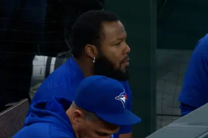 Vladimir Guerrero Jr. fuera de juego por molestias en la espalda