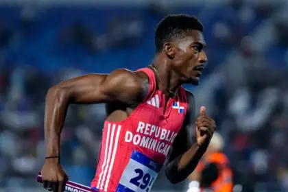 Christopher Melenciano rompe récord mundial y gana oro en atletismo