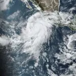 Huracán Polo intensifica su fuerza frente a costas de México