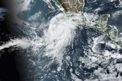 Huracán Polo intensifica su fuerza frente a costas de México
