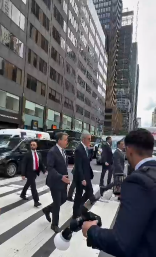 Abinader recorre a pie calles de Nueva York previo a la Asamblea ONU