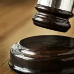 Azua: dictan prisión preventiva a hombre por robar y amenazar a su madre