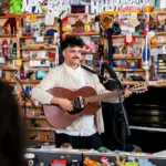Alex Ferreira conquista el Tiny Desk con su trayectoria musical dominicana