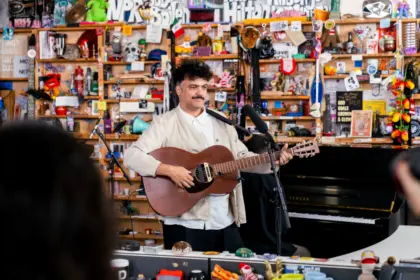 Alex Ferreira conquista el Tiny Desk con su trayectoria musical dominicana