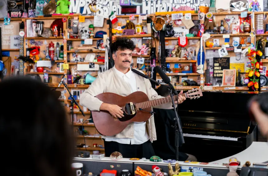 Alex Ferreira conquista el Tiny Desk con su trayectoria musical dominicana