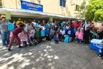 Tigres del Licey y Azul Podcast donan útiles escolares a estudiantes