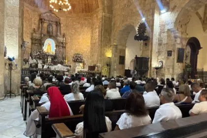 Feligreses abarrotan Iglesia de Las Mercedes en día de la patrona dominicana