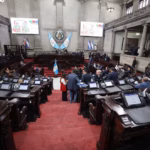 Guatemala exonera impuestos a combustibles y Arévalo ante decisión clave