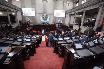 Guatemala exonera impuestos a combustibles y Arévalo ante decisión clave