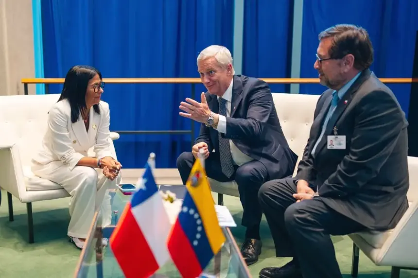 Kast y Delcy Rodríguez abordan reconstrucción de Venezuela en la ONU