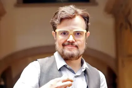 Aleks Syntek amenaza con no regresar a México tras conflicto con la prensa