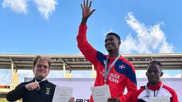 Christopher Melenciano impone nuevo récord mundial en 200 metros