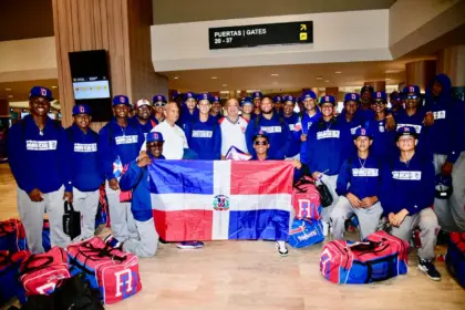 Selección Dominicana U-15 parte a México para la Copa Mundial de Béisbol