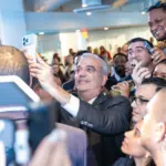 Abinader anuncia 300 becas para jóvenes dominicanos en Nueva York El presidente Luis Abinader reafirmó su compromiso con la diáspora al anunciar la entrega de 300 becas destinadas a jóvenes dominicanos residentes en Nueva York. Durante un panel en Washington Heights, el mandatario detalló que el programa incluye 100 plazas de grado, 100 de posgrado y 100 becas tecnológicas para cursar estudios en el ITLA. El jefe de Estado subrayó que la selección de los beneficiarios se basará exclusivamente en el mérito académico y el desempeño de los estudiantes, eliminando cualquier intermediación. Estas oportunidades, gestionadas a través del MESCyT y el Consulado General, buscan fortalecer el vínculo de los jóvenes con su país de origen y fomentar el intercambio de conocimientos. Abinader destacó el talento y la disciplina de la juventud dominicana en el exterior, calificándolos como un orgullo nacional y un ejemplo de superación. Además, propuso la creación de un foro especial que conecte a jóvenes destacados de la diáspora con talentos locales, con el objetivo de desarrollar iniciativas de impacto para la República Dominicana. Durante el encuentro, el presidente también abordó temas de vanguardia como la inteligencia artificial, el uso de blockchain y la importancia de la educación técnica para potenciar la empleabilidad en el mercado global.