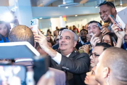Abinader anuncia 300 becas para jóvenes dominicanos en Nueva York El presidente Luis Abinader reafirmó su compromiso con la diáspora al anunciar la entrega de 300 becas destinadas a jóvenes dominicanos residentes en Nueva York. Durante un panel en Washington Heights, el mandatario detalló que el programa incluye 100 plazas de grado, 100 de posgrado y 100 becas tecnológicas para cursar estudios en el ITLA. El jefe de Estado subrayó que la selección de los beneficiarios se basará exclusivamente en el mérito académico y el desempeño de los estudiantes, eliminando cualquier intermediación. Estas oportunidades, gestionadas a través del MESCyT y el Consulado General, buscan fortalecer el vínculo de los jóvenes con su país de origen y fomentar el intercambio de conocimientos. Abinader destacó el talento y la disciplina de la juventud dominicana en el exterior, calificándolos como un orgullo nacional y un ejemplo de superación. Además, propuso la creación de un foro especial que conecte a jóvenes destacados de la diáspora con talentos locales, con el objetivo de desarrollar iniciativas de impacto para la República Dominicana. Durante el encuentro, el presidente también abordó temas de vanguardia como la inteligencia artificial, el uso de blockchain y la importancia de la educación técnica para potenciar la empleabilidad en el mercado global.