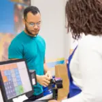 Banca dominicana expande puntos físicos pese a auge digital