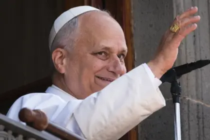 Papa León XIV urge al desarme nuclear y pide paz mundial en Francia