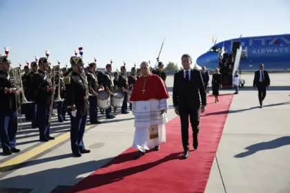 León XIV inicia histórica visita oficial a Francia con agenda masiva