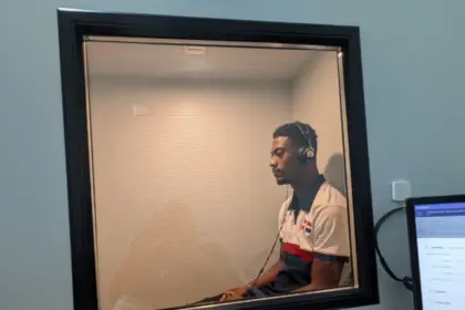 Atleta Christopher Melenciano recibe auxiliares auditivos de alta tecnología