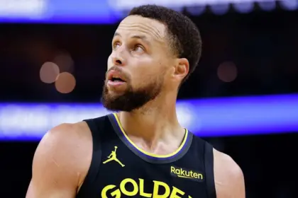 Stephen Curry renueva con los Warriors por dos años y 116 millones