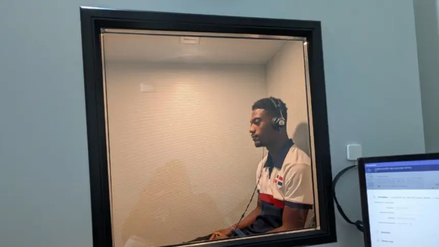 Christopher Melenciano recibe auxiliares auditivos de Audioprotésica