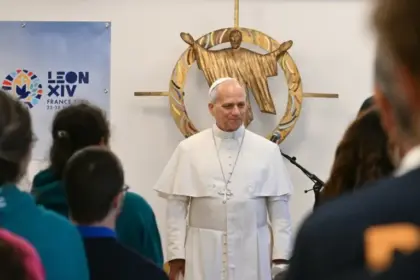 Papa León XIV aboga por la dignidad de migrantes en París
