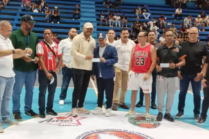 Héctor Acosta dona RD$500 mil al Baloncesto Superior de Bonao