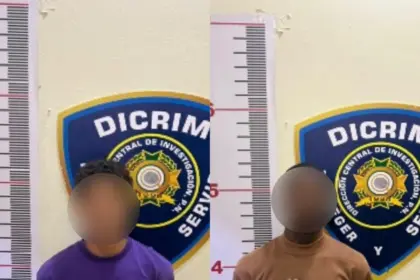 Arrestan a dos hombres por robo agravado en La Vega mediante orden judicial