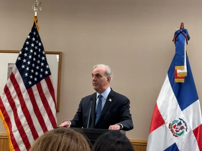 Abinader rechaza eliminar el voto de los dominicanos en el exterior