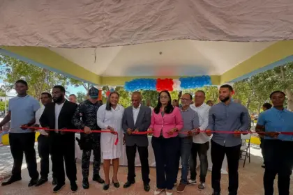Inauguran cancha y obras recreativas en Finca 6 de Azua