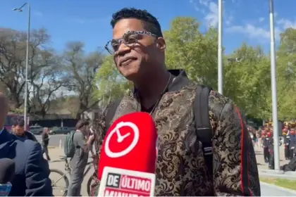 Jandy Ventura contagia con merengue el stand de RD en la FIT 2026