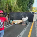 Camión cargado de ropa se vuelca en Pedregal Jarabacoa sin heridos