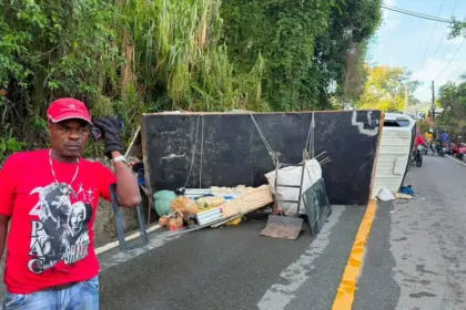 Camión cargado de ropa se vuelca en Pedregal Jarabacoa sin heridos